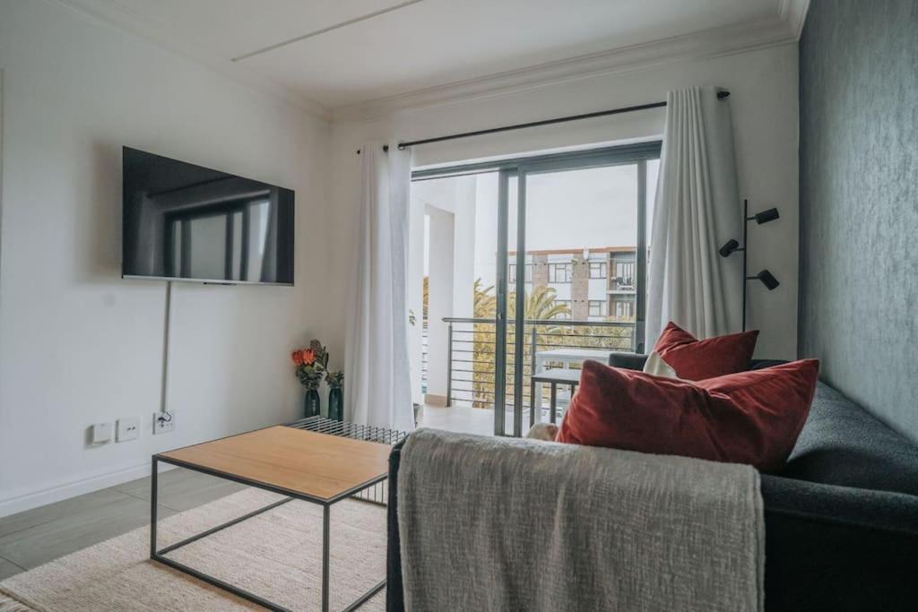 Apartment Calm Blouberg - Gated & Lift Access *
